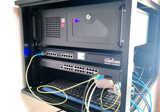 Rack de rede com equipamento Mikrotik instalado
